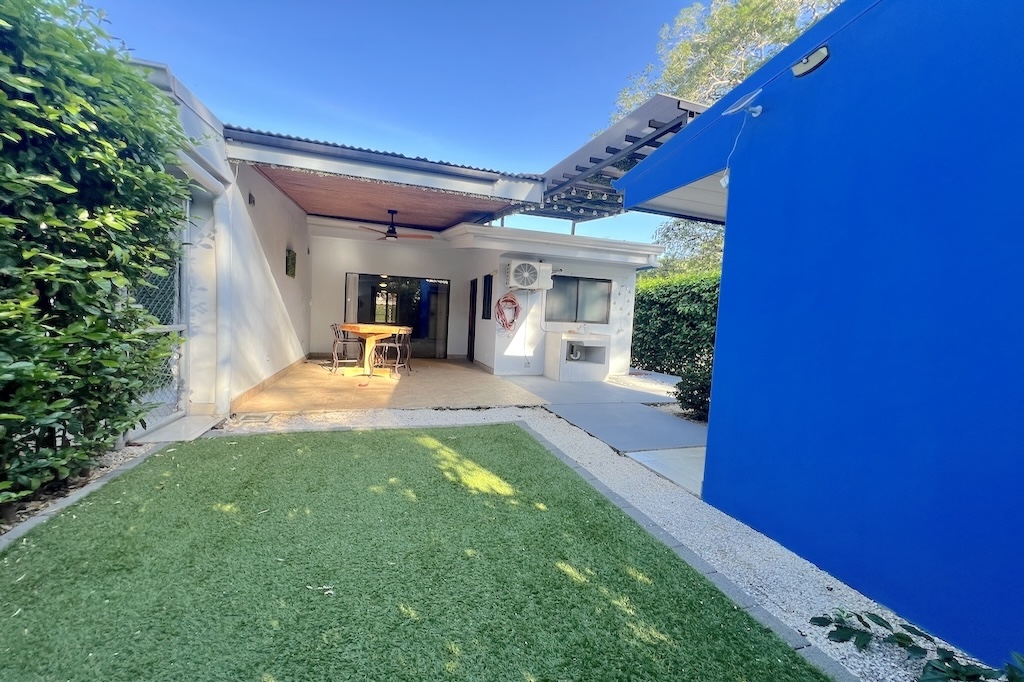 blue-house-pinilla-real-estate-opportunity